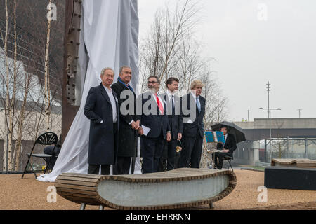 Marzo 17, 2015 - L'opera d'arte commissionata dal 9/11 carità educativa è stata svelata dal sindaco di Londra Boris Johnson. La scultura è stata creata da America artista Miya Ando fuori del Twin Tower di rottami di acciaio. La cerimonia ha visto la partecipazione di molti visitatori e relatori provenienti da Regno Unito e all'estero tra cui ambasciatore statunitense Matthew Barzun, storico inglese Simon Schama e presidente di poiché 9/11 Pietro Rosengard © Velar concedere/ZUMA filo/ZUMAPRESS.com/Alamy Live News Foto Stock