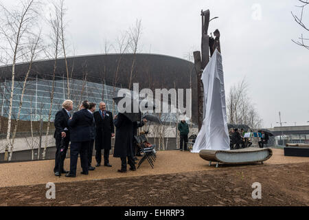 Marzo 17, 2015 - L'opera d'arte commissionata dal 9/11 carità educativa è stata svelata dal sindaco di Londra Boris Johnson. La scultura è stata creata da America artista Miya Ando fuori del Twin Tower di rottami di acciaio. La cerimonia ha visto la partecipazione di molti visitatori e relatori provenienti da Regno Unito e all'estero tra cui ambasciatore statunitense Matthew Barzun, storico inglese Simon Schama e presidente di poiché 9/11 Pietro Rosengard © Velar concedere/ZUMA filo/ZUMAPRESS.com/Alamy Live News Foto Stock