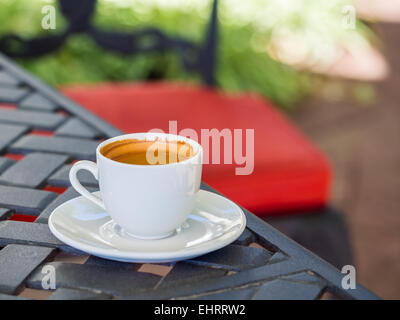 Tazza di caffè su un tavolo da giardino. Foto Stock
