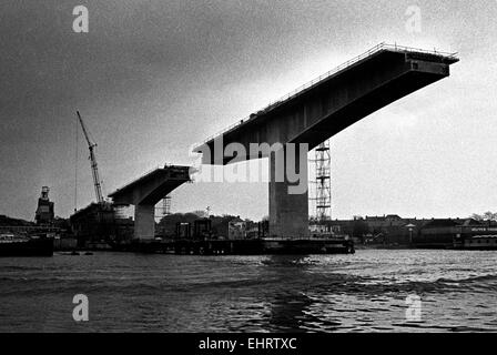 AJAXNETPHOTO - 26TH SEP, 1975 - SOUTHAMPTON,Inghilterra. - Che attraversano il fiume - calcestruzzo REINFORCD campate del ponte ITCHEN dal lato di Southampton. Foto:JONATHAN EASTLAND/AJAX REF:762003X