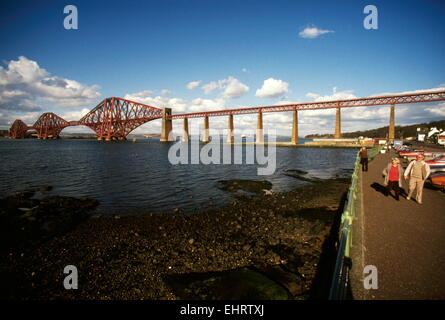 AJAXNETPHOTO. - 1988. FIRTH OF FORTH, Scozia. - Estuario attraversamento - lo sbalzo Ponte di Forth Rail visto da South Queensferry. Foto:JONATHAN EASTLAND/AJAX REF:880325 Foto Stock