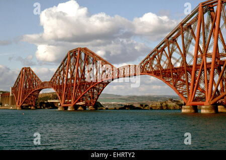 AJAXNETPHOTO. - 1988. FIRTH OF FORTH, Scozia. - Estuario attraversamento - lo sbalzo Ponte di Forth Rail visto da South Queensferry. Foto:JONATHAN EASTLAND/AJAX REF:880326A Foto Stock