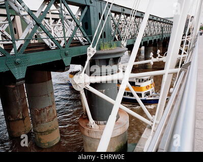 AJAXNETPHOTO - Luglio, 2006. - Londra, Inghilterra. - Il Golden Jubilee ponte pedonale e WATERLOO A CHARING CROSS Ponte Ferroviario sul fiume Tamigi. Foto:JONATHAN EASTLAND/AJAX REF:4302 32-30 Foto Stock