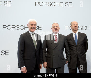 Il CEO di Porsche in sé, Martin Winterkorn (C), il CFO di Porsche in sé, Hans Dieter Poetsch (R), e il presidente del comitato esecutivo di sport del costruttore di automobili Porsche AG, Matthias Mueller (L), supporto nella parte anteriore del Porsche se il logo durante la holding conti annuali della conferenza stampa tenutasi a Stoccarda, Germania, 17 marzo 2015. Foto: BERND WEISSBROD/dpa Foto Stock