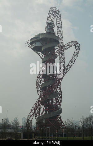 Londra, Regno Unito. Il 17 marzo 2015. La ArcelorMittal orbita nella nebbia mattutina Credito: Guy Corbishley/Alamy Live News Foto Stock