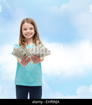 Sorridente bambina dando dollar denaro contante Foto Stock