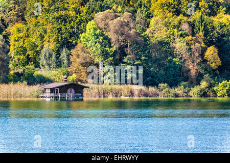 Vista di Tutzing con cottage sul lago Foto Stock