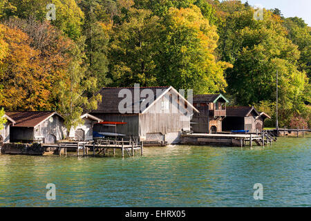 Vista lago sul lago di Starnberg con cottage e pontile sul lago in Baviera, Germania Foto Stock