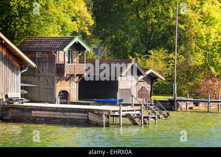 Vista lago sul lago di Starnberg con cottage e pontile sul lago in Baviera, Germania Foto Stock