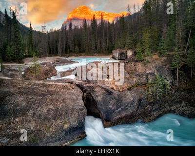 Fiume Kicking Horse e Ponte naturale cade con il tramonto in British Columbia Canadian Rockies e il Parco Nazionale di Yoho. Foto Stock