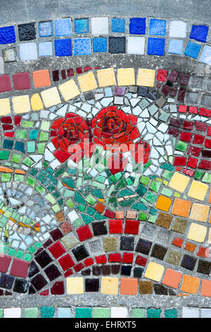 Mosaico di Rose realizzato da piastrelle colorate su una parete del porto in Eyemouth, Berwickshire, Scozia Foto Stock