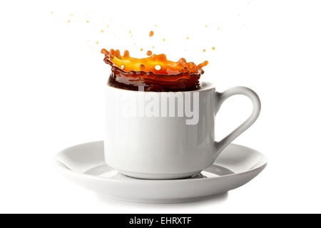 Schizzi di caffè in tazza isolata su sfondo bianco Foto Stock