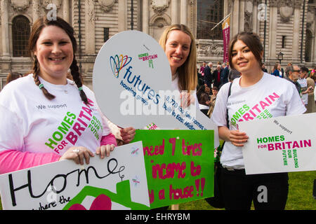 Il Methodist Central Hall di Westminster, 17 marzo 2015. I membri dei vari gruppi di alloggiamento da tutto il Regno Unito arrivano al Methodist Central Hall di Londra per le case per il Rally di Gran Bretagna, che mira a mettere in evidenza l'alloggiamento attuale crisi che coinvolge le persone a basso reddito dei lavoratori, in particolare a Londra dove gli affitti e i prezzi delle abitazioni sono ora ben al di là della loro portata. Credito: Paolo Davey/Alamy Live News Foto Stock