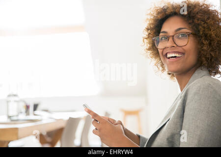 Ritratto di sorridere lavoratore di ufficio con smart phone Foto Stock