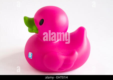 divertente anatra in gomma rosa giocattolo con becco verde isolato su sfondo bianco Foto Stock