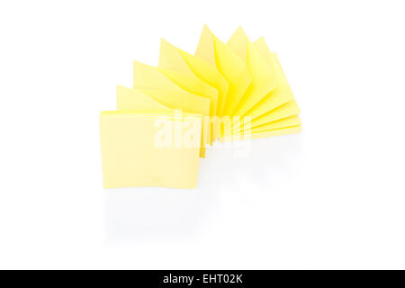 Blank bigliettino giallo sul blocco Foto Stock