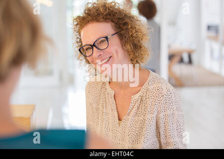 Sorridente lavoratore di ufficio di parlare Foto Stock