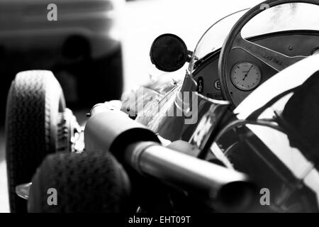 Maserati 250F si siede nel garage shelters a Goodwood Circuito motorino, REGNO UNITO Foto Stock