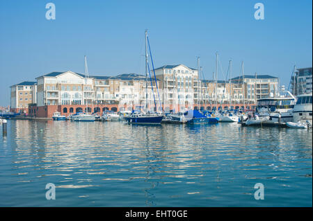 Edifici residenziali e barche in Eastbourne marina o porto Sovrano, nella contea di Sussex, Inghilterra, Regno Unito. Foto Stock