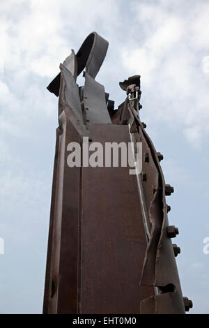 9/11 scultura in acciaio è stato presentato presso la sua sede permanente nella Queen Elizabeth Olympic Park Foto Stock