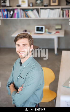 Ritratto di giovane biondo man standing in studio Foto Stock