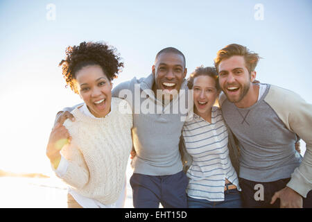 Ritratto di Allegro amici in presenza di luce solare Foto Stock