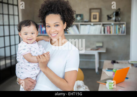 Ritratto di madre e bambino figlia in home office Foto Stock