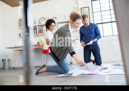 Tre giovani che lavorano insieme in studio Foto Stock