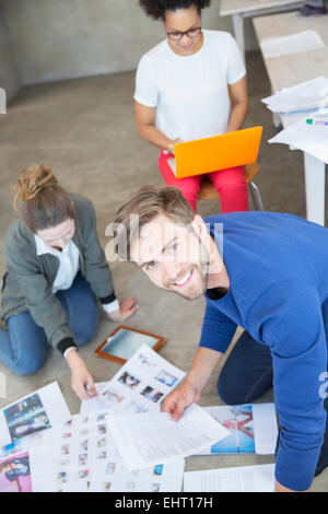 Tre giovani che lavorano insieme in studio Foto Stock