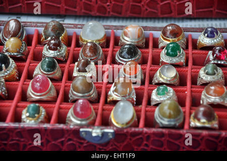 Visualizzazione dell'anello di agata gemstone Foto Stock