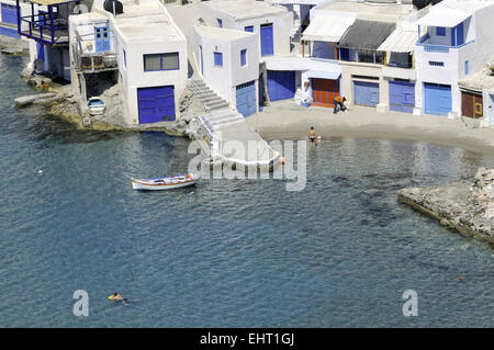 La barca tradizionale magazzini di stoccaggio chiamato Sirmata nell isola di Milos, Cicladi Grecia Foto Stock