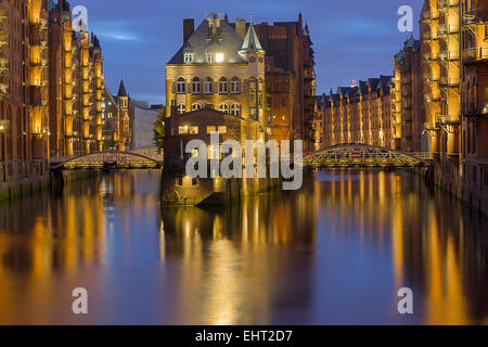 Hamburgs Speicherstadt di notte Foto Stock