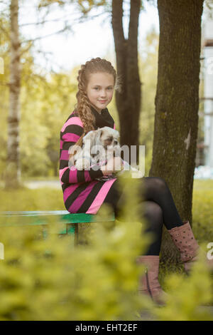 Bellissima bambina holding grazioso cucciolo Foto Stock