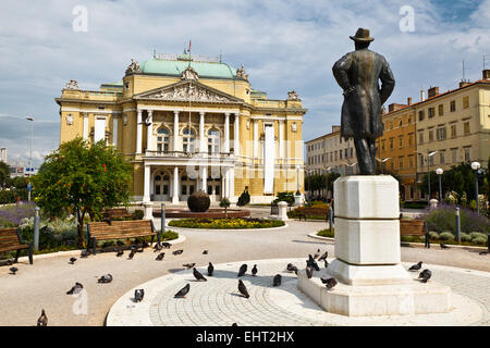 Parco Kasalisni e Edificio del teatro a Rijeka, Croazia Foto Stock