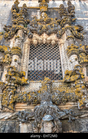 Il Portogallo. La famosa finestra Janela do Capítulo presso il Convento de Cristo di Tomar.Manuelino . Magnifica scultura in pietra . Foto Stock