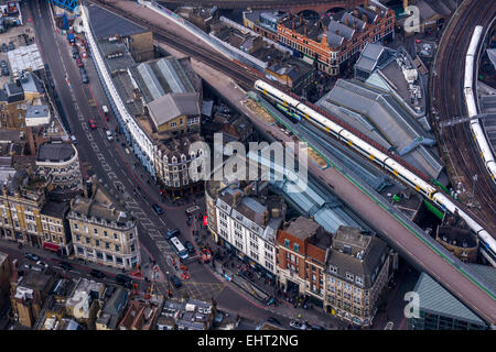 Southwark Street sotto l ombra del coccio sulla riva sud del fiume Tamigi a Londra, Inghilterra. Foto Stock