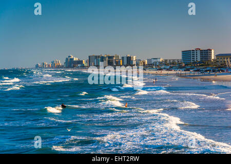 Veduta delle onde dell'Oceano Atlantico e la spiaggia dal molo a Daytona Beach, Florida. Foto Stock