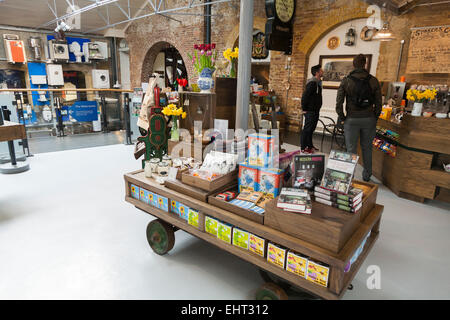 Cafe, indietro e negozio di articoli da regalo per il turista / i turisti in visita a / i visitatori al Museo di Londra di acqua e vapore. Brentford nelle vicinanze kew UK. Foto Stock