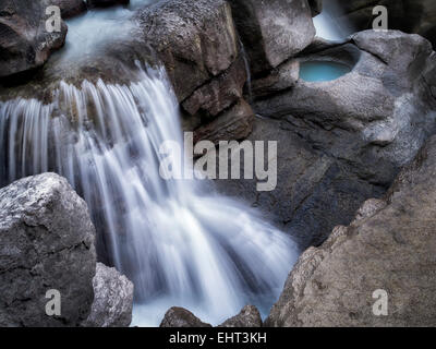 Abbassare Sunwapta Falls. Parco Nazionale di Jasper, Alberta, Canada Foto Stock