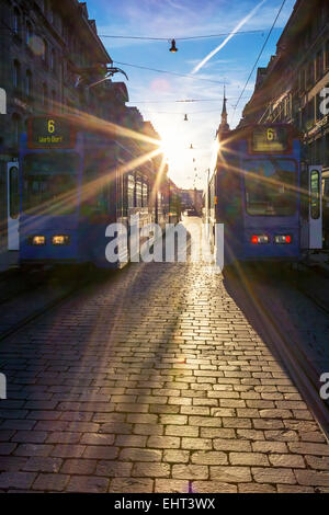 Vista di Berna street con il tram al tramonto. Foto Stock