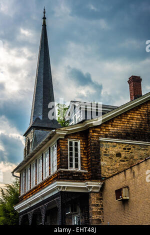 Una vecchia casa e il campanile di una chiesa in Ellicott City, Maryland. Foto Stock