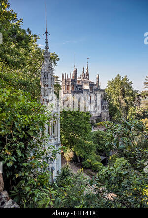 Il Portogallo , Sintra . Palace Regaleira è tipico gotico elementi architettonici , come le torrette, doccioni, e una delle torri Foto Stock