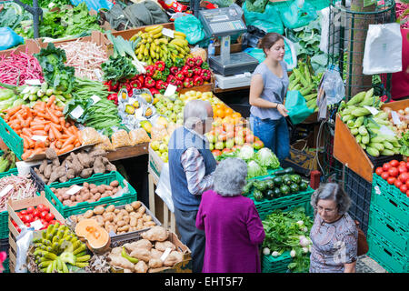 I turisti che visitano il mercato ortofrutticolo del famoso Mercado dos Lavradores a Funchal, la capitale di Madeira, Portogallo Foto Stock