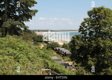 Una vista sulla spiaggia di capanne verso Studland beach e Studland Bay Dorset dal punto Redend, Dorset, Regno Unito. Giugno 2014 Foto Stock