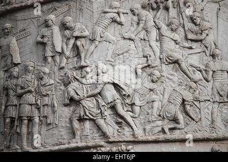 Basrelieves nella colonna Traiana a Roma, Italia Foto Stock
