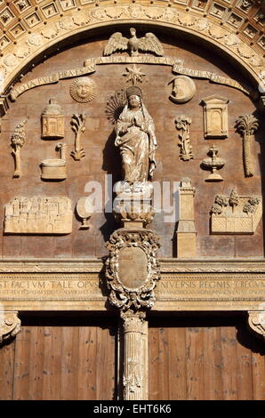Bassorilievi nel portale di Palma de Mallorca cattedrale, Spagna Foto Stock