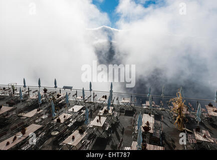 Schynige Platte terrazza in montagna con molte sedie e tavoli al sole e nuvole. Foto Stock