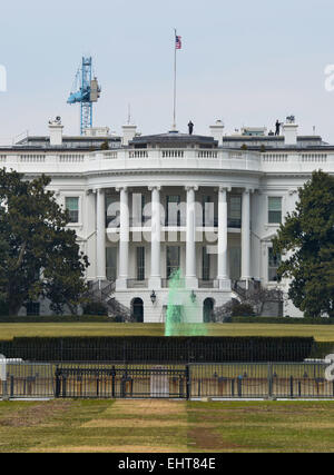 Washington, DC, Stati Uniti d'America. Xvii Mar, 2015. La South Lawn fontana della Casa Bianca è colorato di verde per la festa di San Patrizio a Washington DC, capitale degli Stati Uniti, 17 marzo 2015. Credito: Bao Dandan/Xinhua/Alamy Live News Foto Stock
