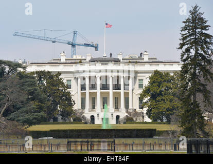 Washington, DC, Stati Uniti d'America. Xvii Mar, 2015. La South Lawn fontana della Casa Bianca è colorato di verde per la festa di San Patrizio a Washington DC, capitale degli Stati Uniti, 17 marzo 2015. Credito: Bao Dandan/Xinhua/Alamy Live News Foto Stock