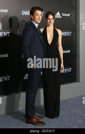 New York, Stati Uniti d'America. 16 marzo, 2015. Attori Miglia Teller (L) e Shailene Woodley assistere gli Stati Uniti premiere di 'La serie divergenti: ribelli" al Teatro Ziegfeld su Marzo 16, 2015 a New York City. Credito: Debby Wong/Alamy Live News Foto Stock